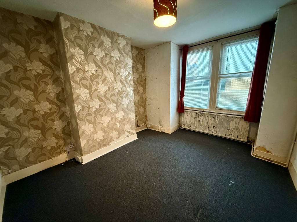 Lot: 160 - END-TERRACE HOUSE IN TOWN CENTRE - Living room